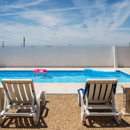 Wake Up With The Sea Breeze- With Pool 3 بيت ضيافة